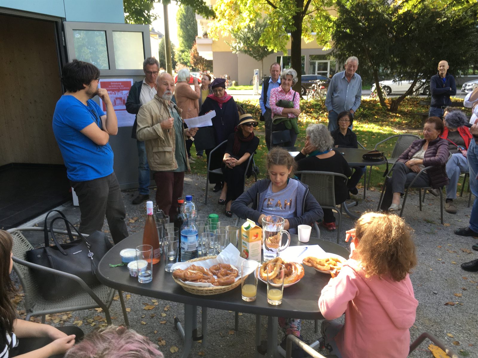 Beisammensein bei der Plauderei im Park
